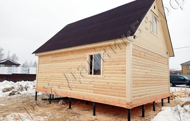 4 Дом_со_стороны_скатов_крыши_кровля_волнистый_ондулин_коричневого_цвета